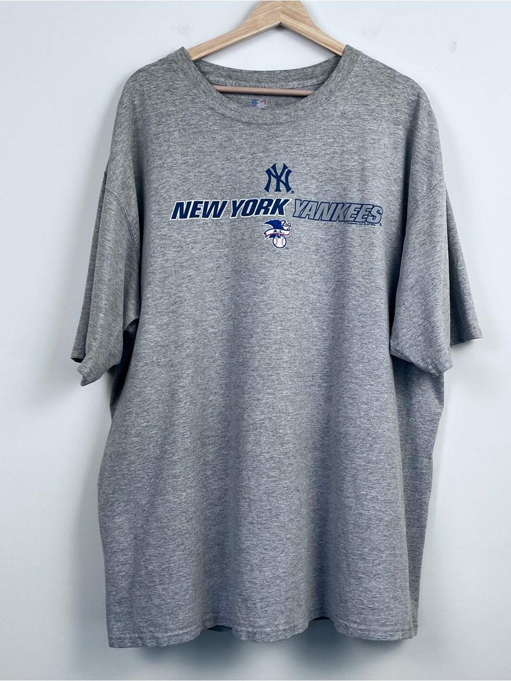 MLB Men's New York Yankees Gray Graphic Print Crew Neck T-Shirt Size 2XL; Sports